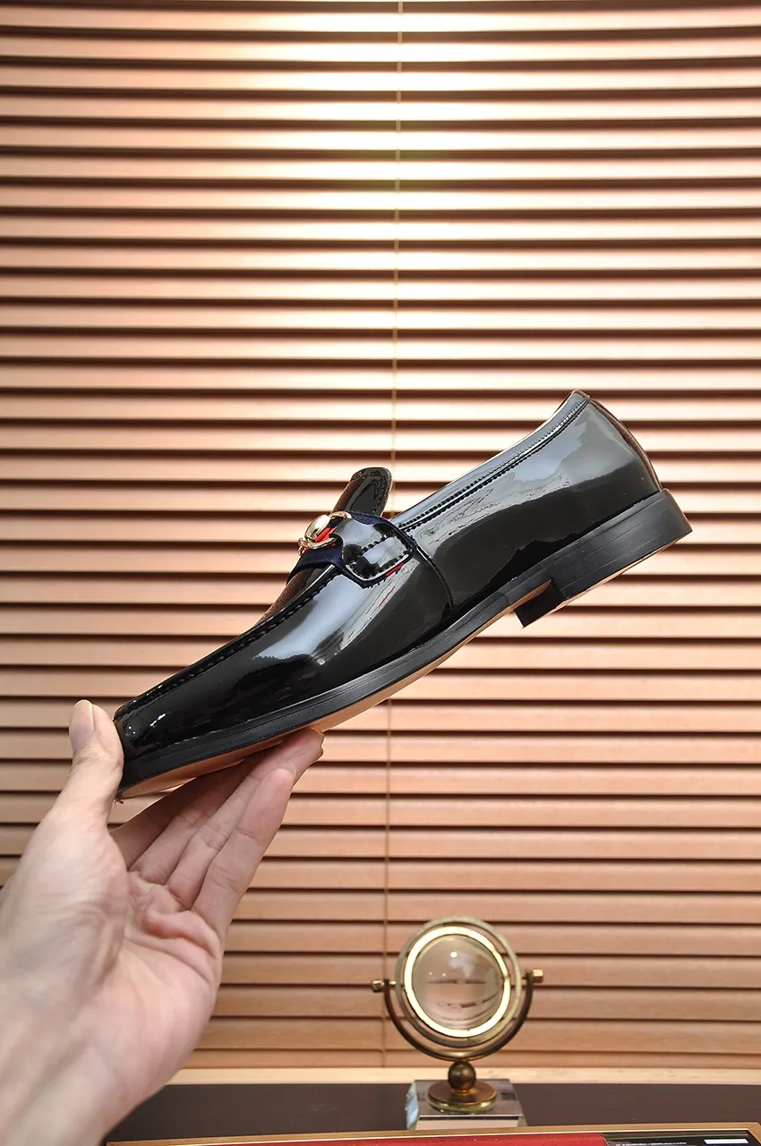 Men's shoes💰540💶Italy's top luxury men's shoe giant (GUCCI) (Gucci) (full cowhide lining) new arrival🍃Original European style🔰 Pleasant to the eye😍In order to make the shoes more durable and non-deformable🌀The production continues to follow traditional methods but there is still no lack of innovation💪The original open-edge beaded cowhide is chosen for the leather♻️ Smooth and natural And extra bright ⭐Made of imported cowhide, the first choice of rich people 38-45 (45 customized)